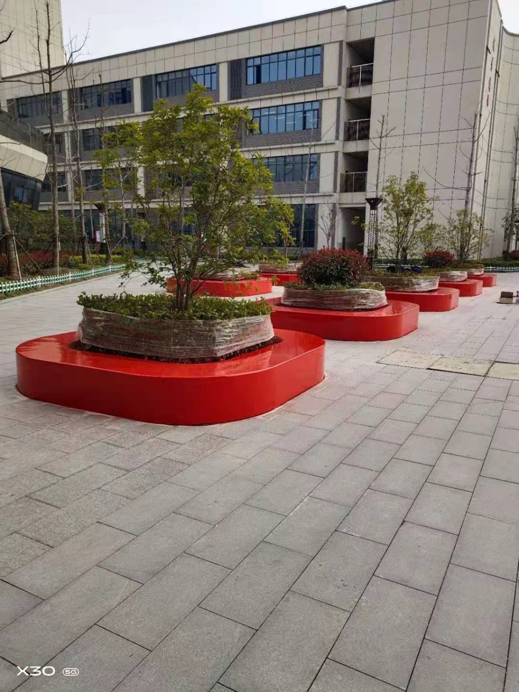 学校景观水磨石花池坐凳- 重庆燕南小学项目_百石亮地坪装饰
